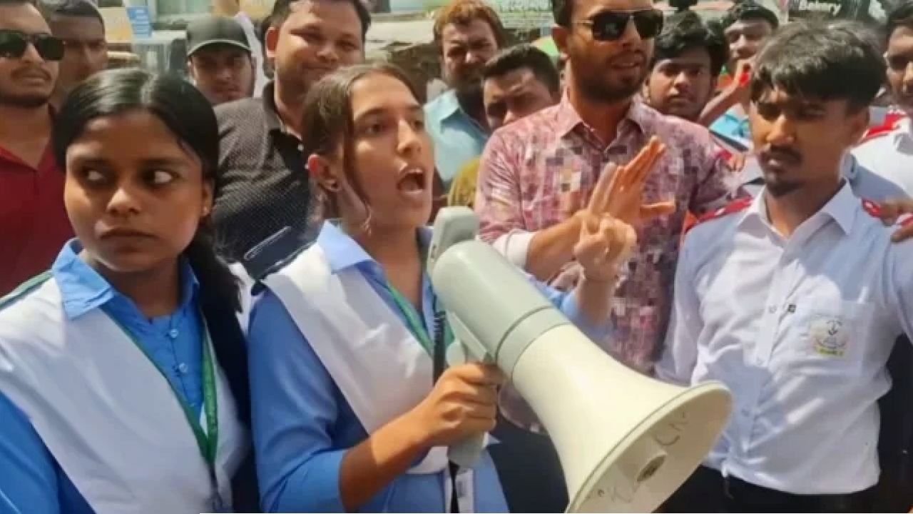 শিক্ষামন্ত্রীর পদত্যাগ দাবিতে জয়পুরহাটে টানা দ্বিতীয় দিনের সড়ক অবরোধ
