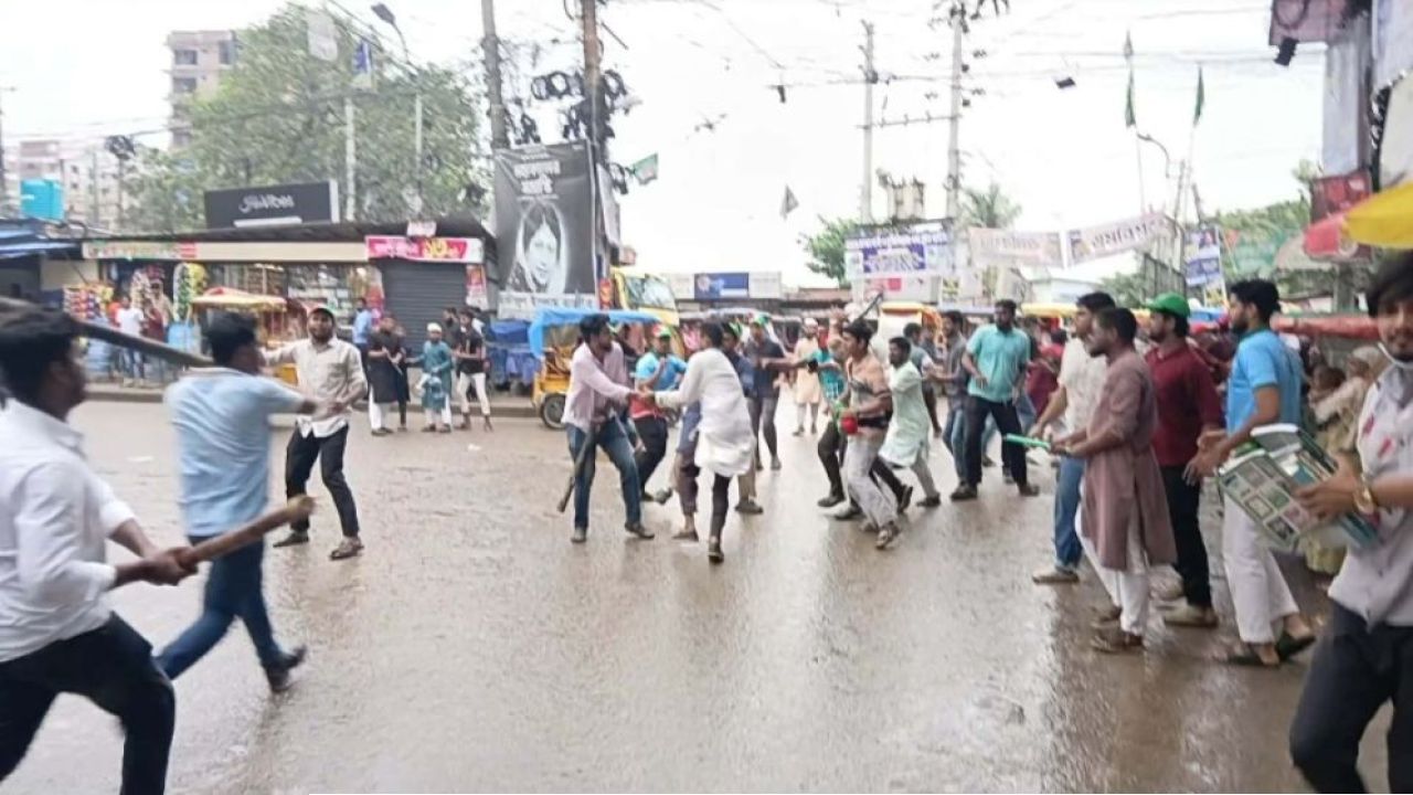 নারায়ণগঞ্জে ছাত্রদল-শিবির সংঘর্ষ বক্তব্য দেওয়াকে কেন্দ্র করে রণক্ষেত্র চাষাঢ়া আহত ৫