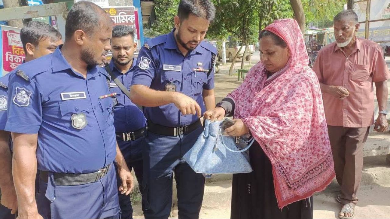 পুলিশ সুপারের নির্দেশে নওগাঁ আদালত চত্বরে নিরাপত্তা জোরদার সন্দেহজনক ব্যক্তিদের তল্লাশি