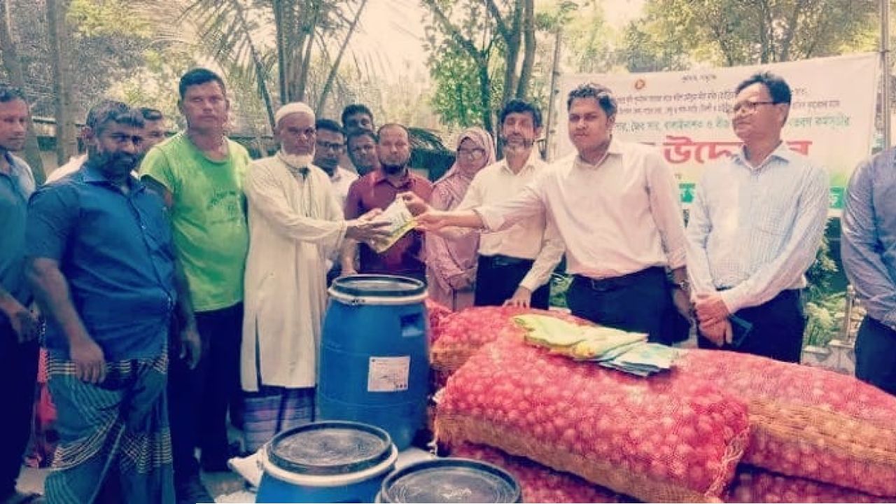 তেঁতুলিয়ায় ৪০ কৃষকের মাঝে বিনামূল্যে পেঁয়াজ বীজ ও কৃষি উপকরণ বিতরণ