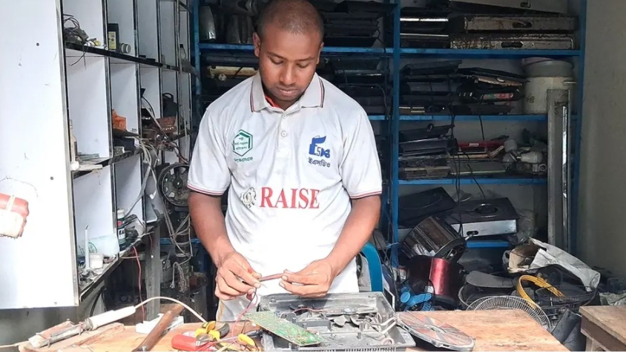 ঠাকুরগাঁওয়ের জয়ন্ত সেন অভাবের ঘরে স্বপ্নের আলো জ্বাললেন 