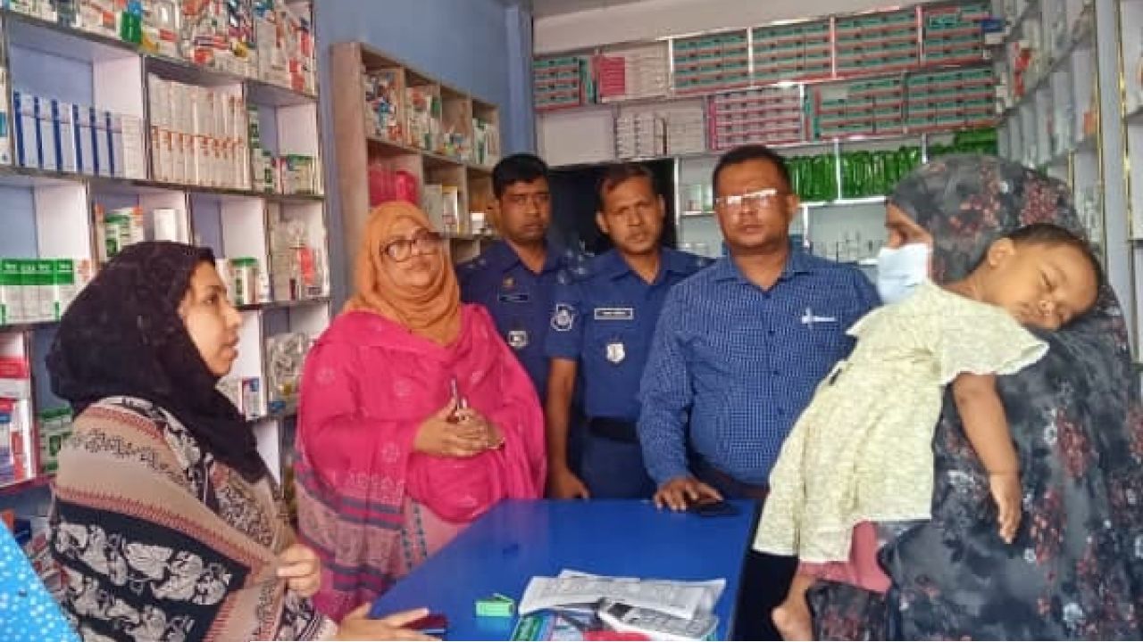 চিকিৎসক না হয়েও প্রেসক্রিপশন লেখার অভিযোগ পঞ্চগড়ে ফার্মেসি মালিককে জরিমানা
