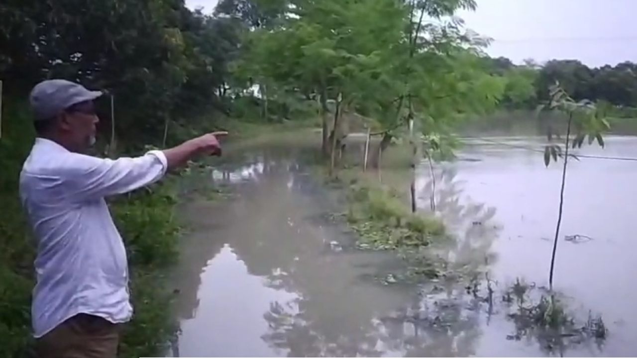 অল্প বৃষ্টিতেই ডুবে যায় সড়ক চরম ভোগান্তিতে চাঁপাইনবাবগঞ্জের বাসিন্দারা