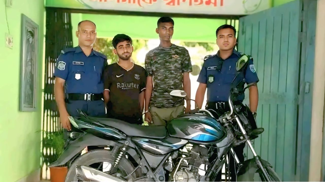 তেঁতুলিয়ায় যৌথ অভিযানে মোটরসাইকেল চোর চক্রের দুই সদস্য গ্রেপ্তার