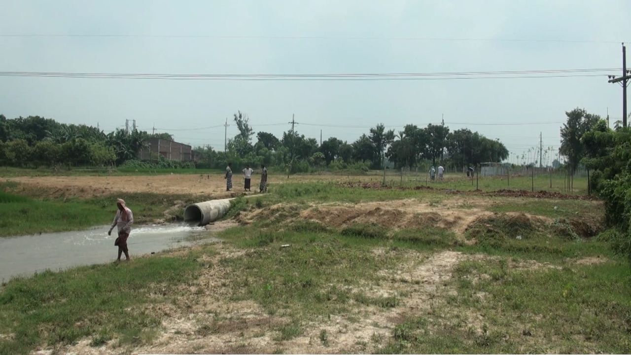 পাউলিতে ব্যক্তিগত উদ্যোগে ড্রেন নির্মাণ দ্রুত নামছে ফসলি জমির পানি