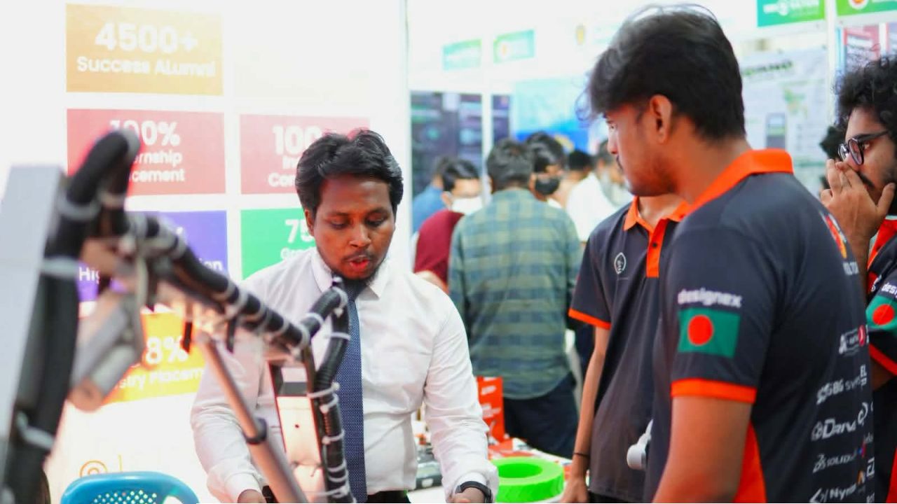 দুর্যোগ মোকাবিলায় ড্যাফোডিল পলিটেকনিকের নতুন রোবট প্রযুক্তি মেলায় প্রদর্শন