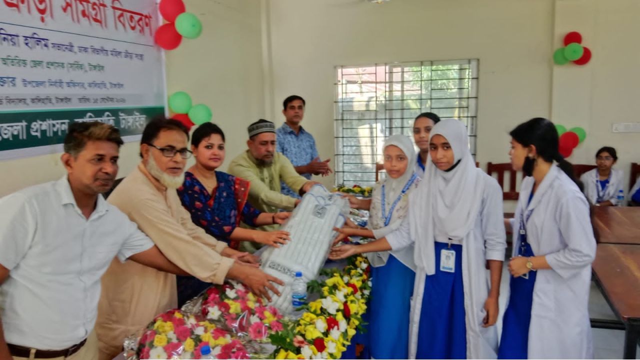 খেলাধুলায় উৎসাহ বাড়াতে কালিহাতীতে শিক্ষার্থীদের মাঝে ক্রীড়া সামগ্রী বিতরণ