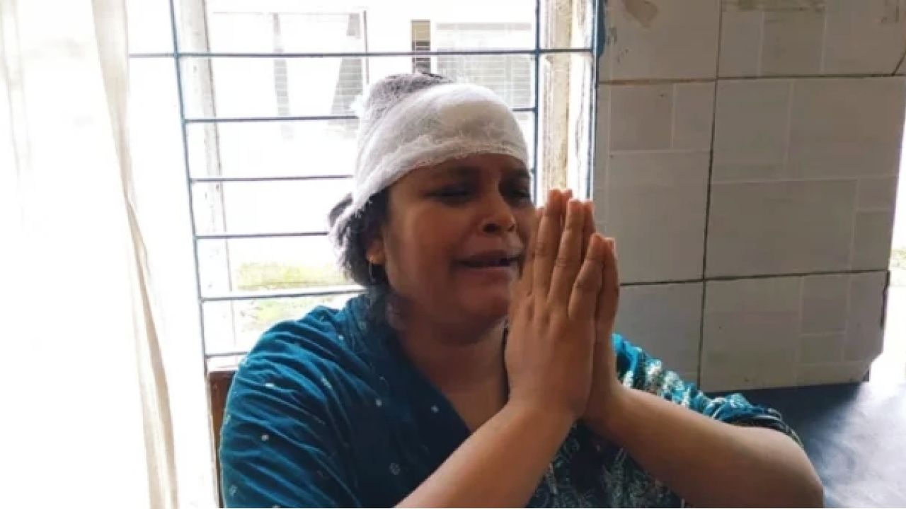 চাঁপাইনবাবগঞ্জ জেলা হাসপাতালে দালালদের তাণ্ডব সিবিসি পরীক্ষার তথ্য জানতে চাওয়া নারীকে পিটিয়ে রক্তাক্ত