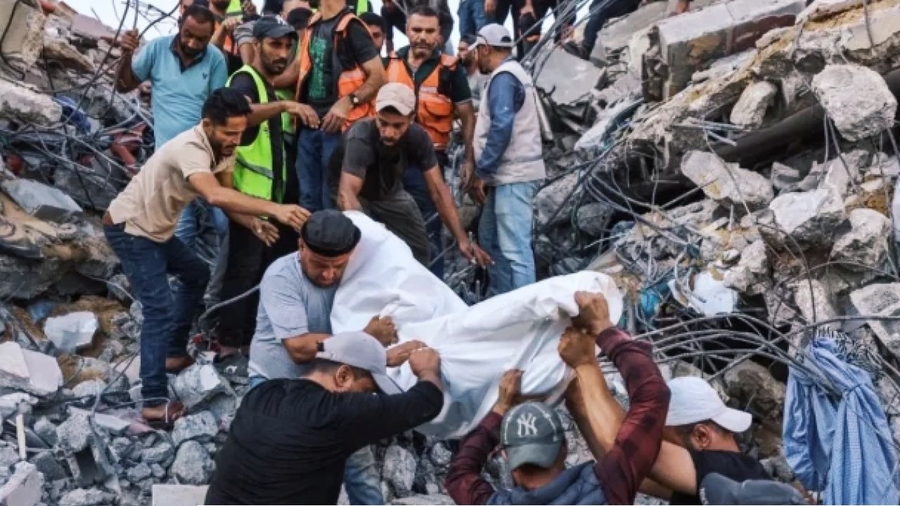 গাজায় যুদ্ধে ক্ষতিগ্রস্ত ভবন ধসে প্রাণহানি ২০ ধ্বংসস্তূপে আটকা শতাধিক