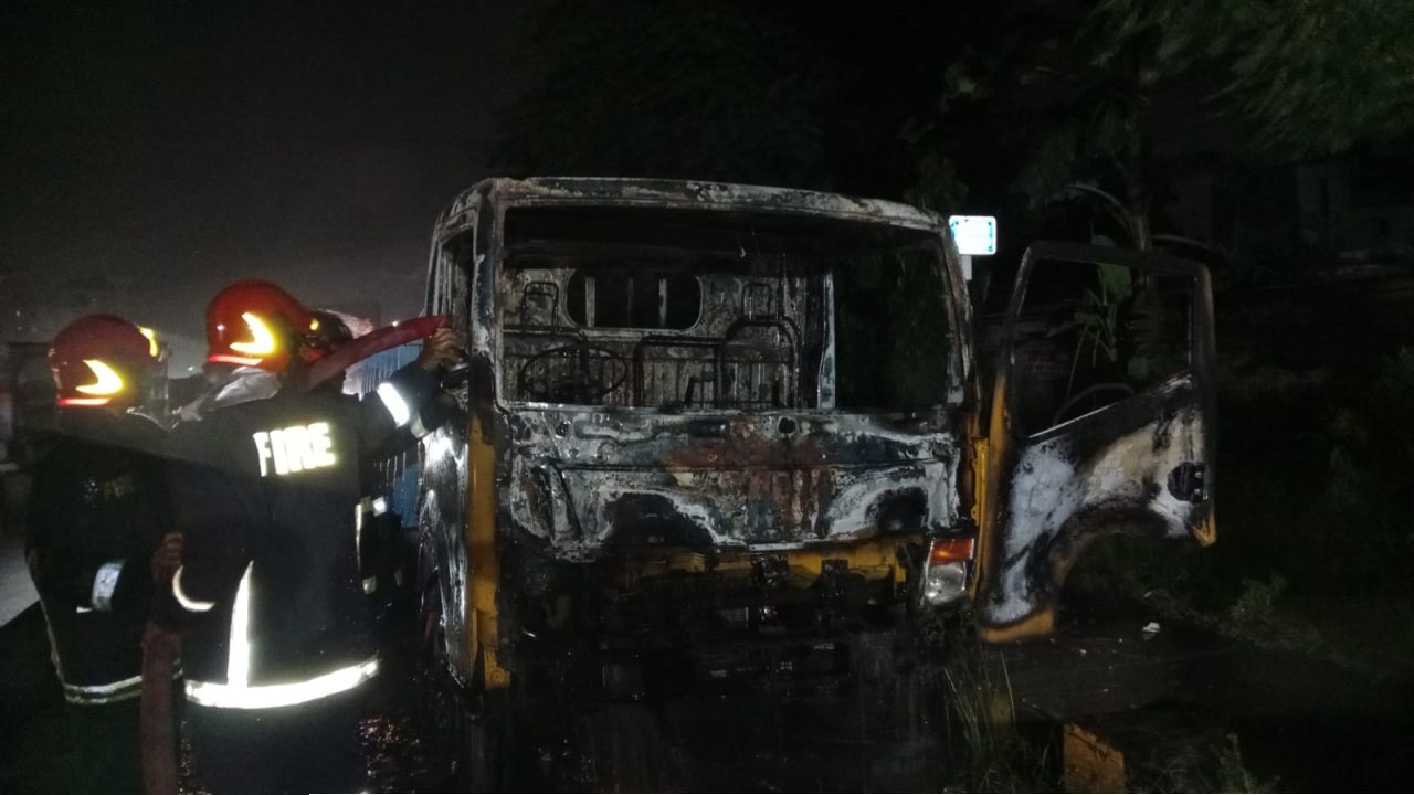 দক্ষিণ কেরানীগঞ্জ থানার সামনে জব্দকৃত ট্রাকে আগুন নাশকতার আশঙ্কা