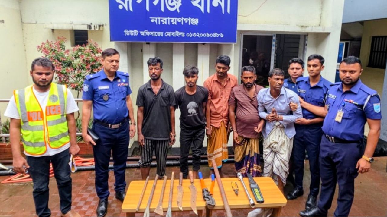 রূপগঞ্জে অস্ত্রসহ ৫ ডাকাত গ্রেপ্তার উদ্ধার সোয়া ৬ ভরি স্বর্ণালংকার