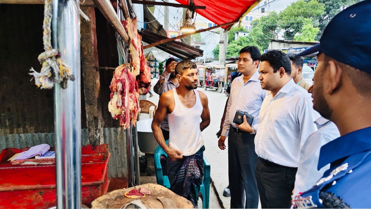 রূপগঞ্জে নিবন্ধন ছাড়া মাংস বিক্রি ভ্রাম্যমাণ আদালতের অভিযানে ৬ ব্যবসায়ীকে জরিমানা