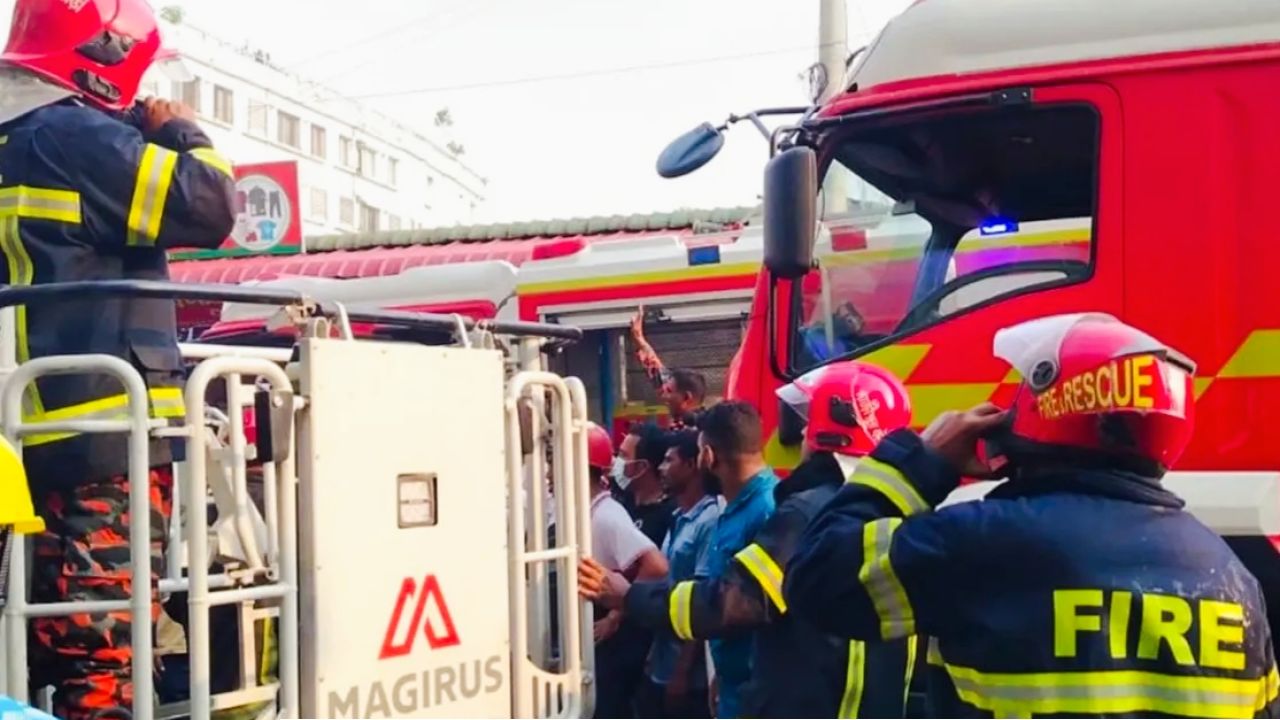 গাজীপুরে ৮ তলা তৈরি পোশাক কারখানায় ভয়াবহ আগুন ৬৯ কর্মীকে জীবিত উদ্ধার নিয়ন্ত্রণে ৯ ইউনিট