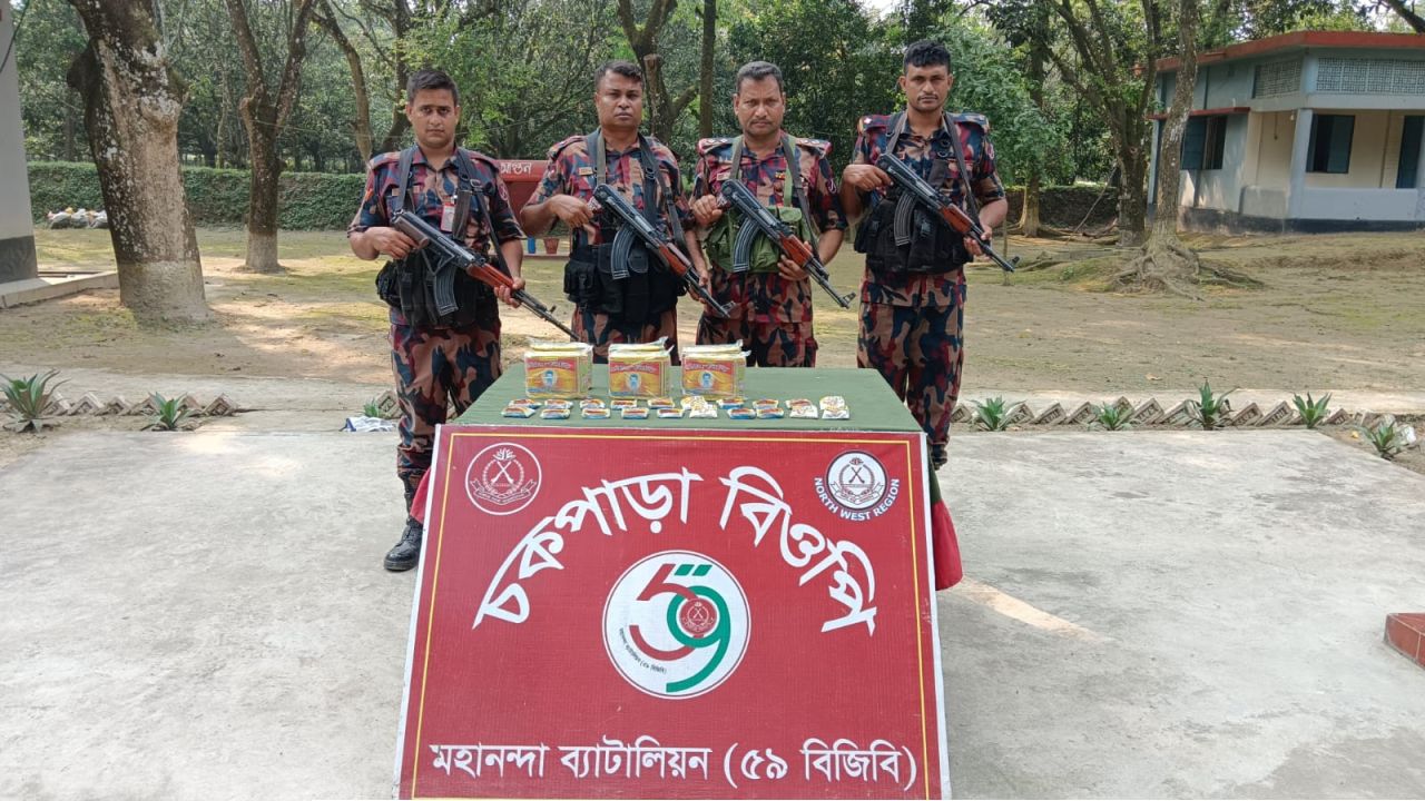 শিবগঞ্জ সীমান্তে ৫৯ বিজিবি’র অভিযানে বিপুল পরিমাণ ভারতীয় পাতার বিড়ি জব্দ
